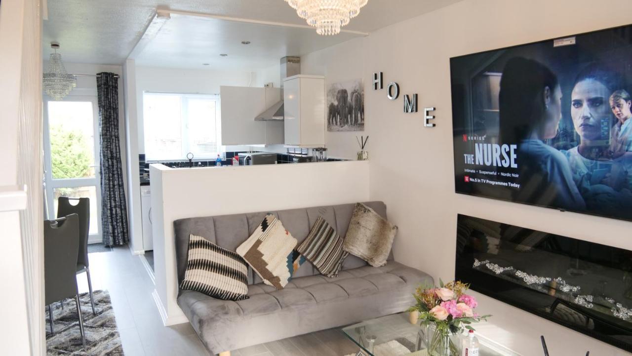 Milton Keynes Luxury Short Stay House With Wifi And Free Parking Wolverton  Kültér fotó